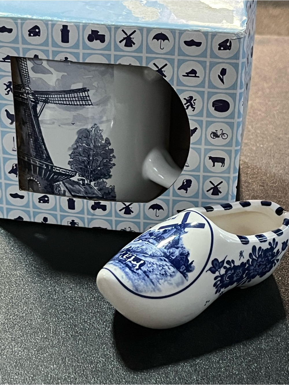 Holland coffe/tea cup. Holland Deft style porcelain clog. Set of 2.